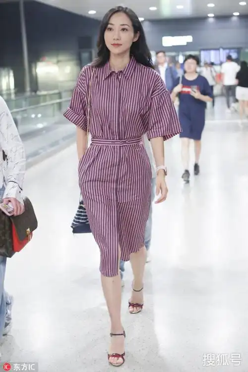 红色条纹衬衫裙简约清新 . 一字带高跟鞋 链条手袋优雅精致.