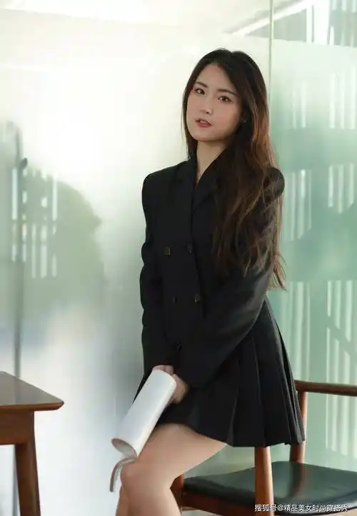 质感十足的西装裙,让你增添几分成熟与女人味_气质_身材_工作