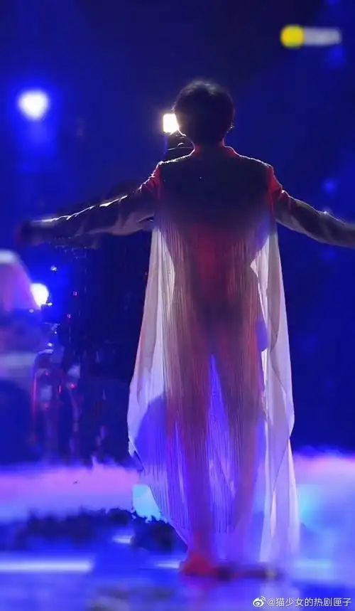 马嘉祺|舞台背影 看到小茄小时候唱歌的照片真的好感慨06