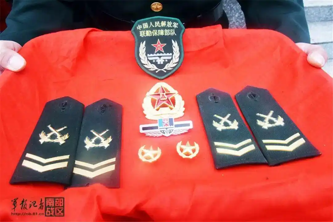 桂林联勤保障中心某部组织退役士兵向军旗告别仪式