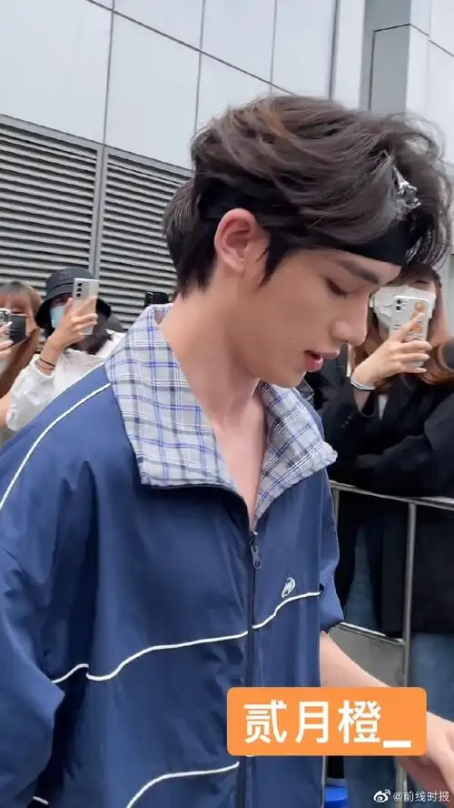 丁程鑫你好星期六发带造型##丁程鑫发带造型上班路透