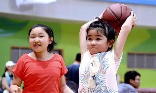 姚明11岁女儿街边被偷拍!