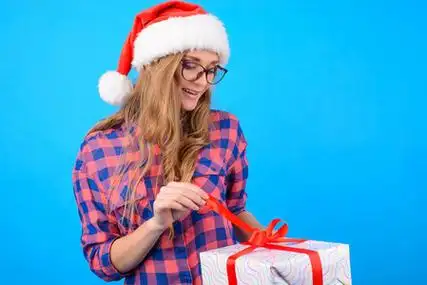 圣诞节收到礼物的概念.