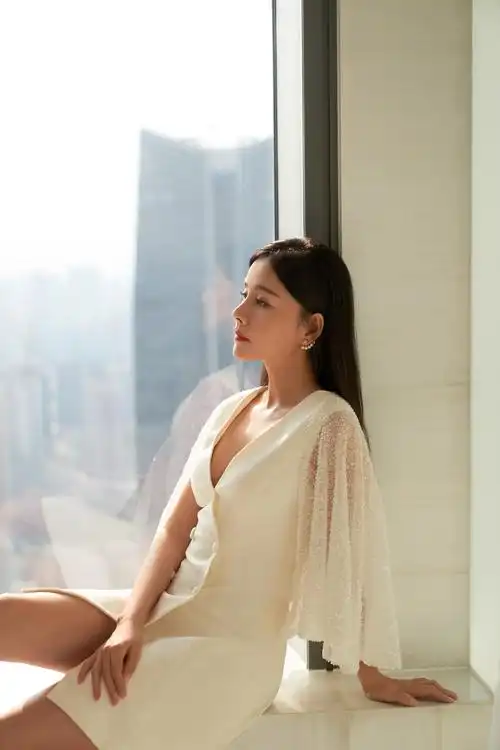 何琳水晶礼服现身《攀登者》首映礼 感谢吴京"伤腿之情"