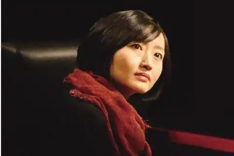 举几个例子:柴静,曾经被众人捧为"新闻界少女神""文艺界少女公知"