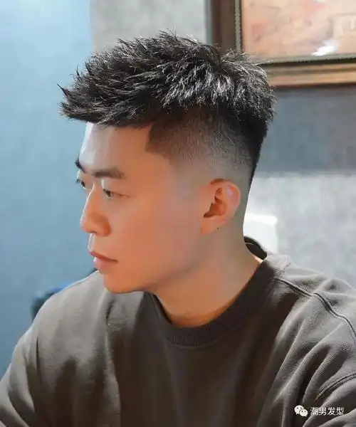 可以试试这款韩范缝松边梳刘海发型,两边的头发渐层修短,顶区的头发及