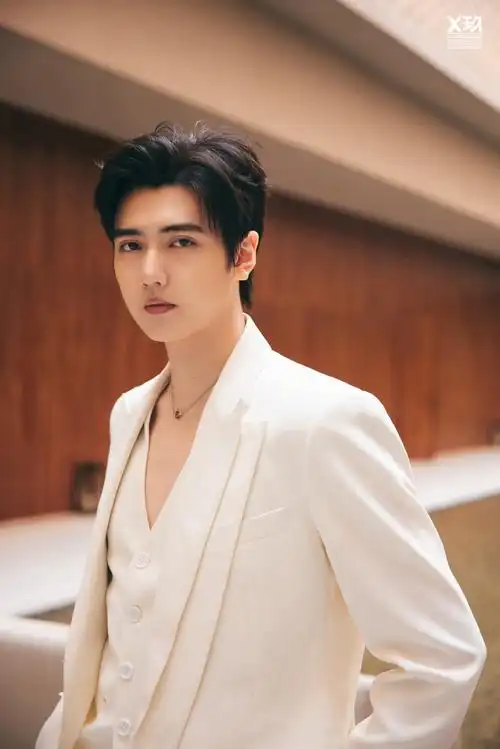 焉栩嘉超话微风徐徐,拥抱夏末的温柔光影婆娑,勾勒少年的模样与@x玖