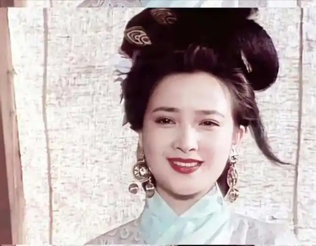 三年之后又出演了《水浒传》中美丽动人的李师师,何晴成为了出演过