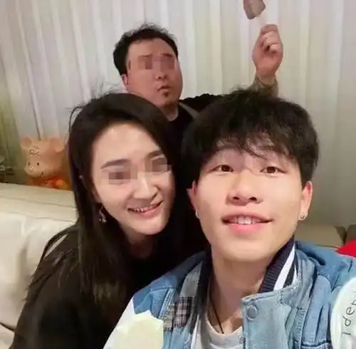 前段时间圣诞节,陈尊佑罕见分享自拍照,照片中陈尊佑掌机死亡角度下她