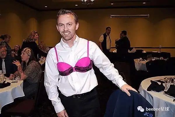 爱上戴胸罩的男性多到吓死人那些戴过的都表示胸肌会更嫩