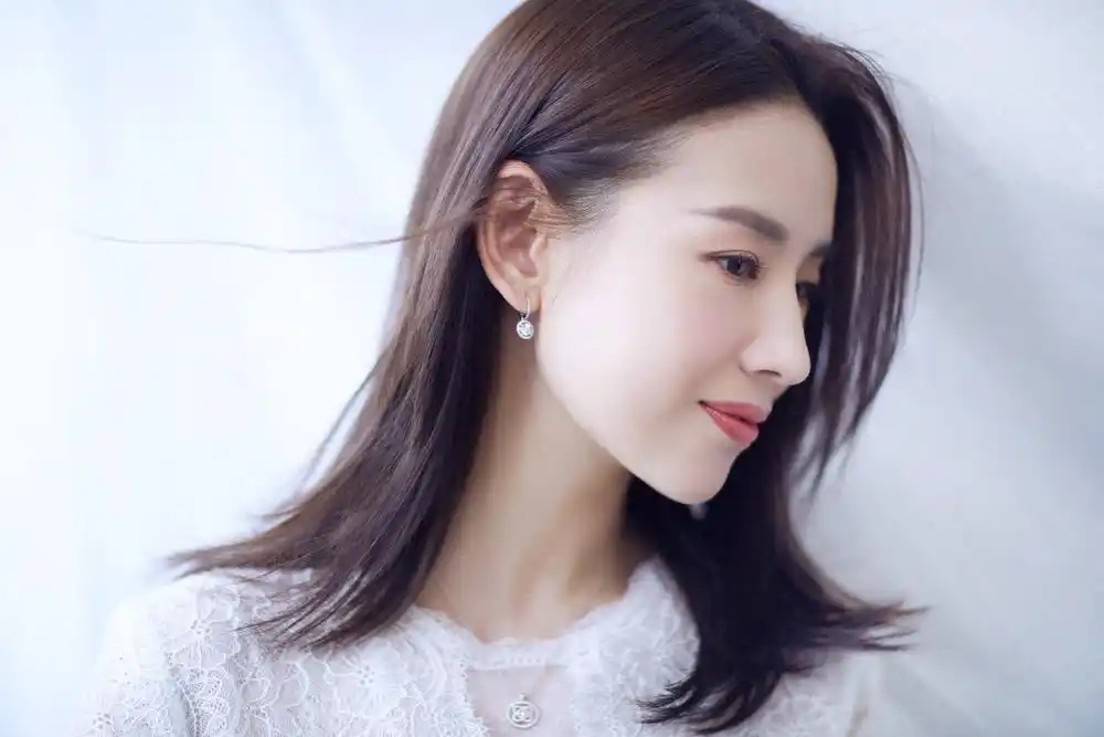 董洁亮相电视剧品质盛典白裙蹁跹点亮优雅之美