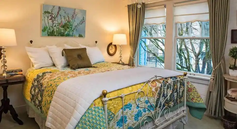 a small, intimate inn in historic downtown astoria oregon