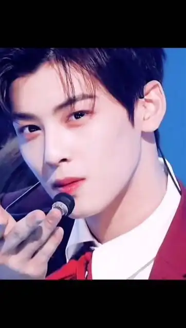 看看巅峰颜值的#车银优,你就知道粉丝们怎么也要喊他减肥!