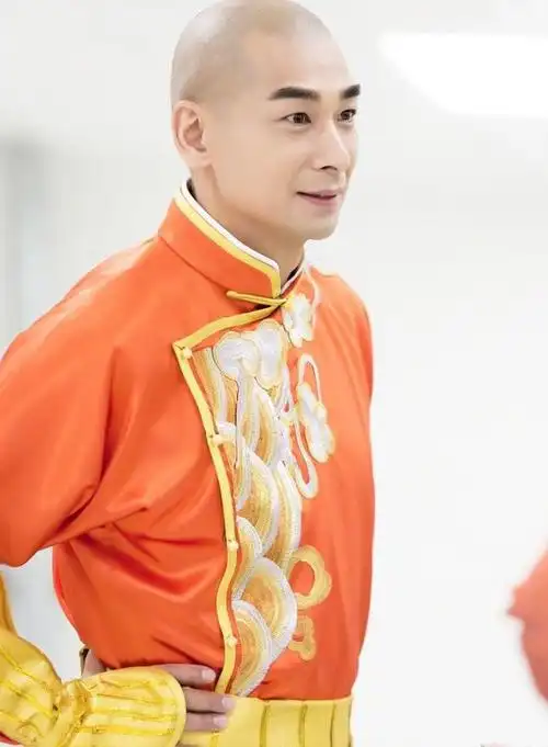 赵文卓光头参加节目录制网友顶着光头还能这么帅这才是男神