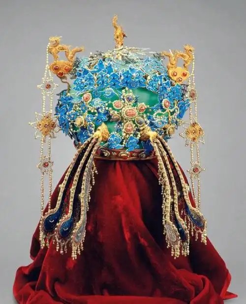 孝靖皇后三龙二凤冠,收藏在故宫博物院.