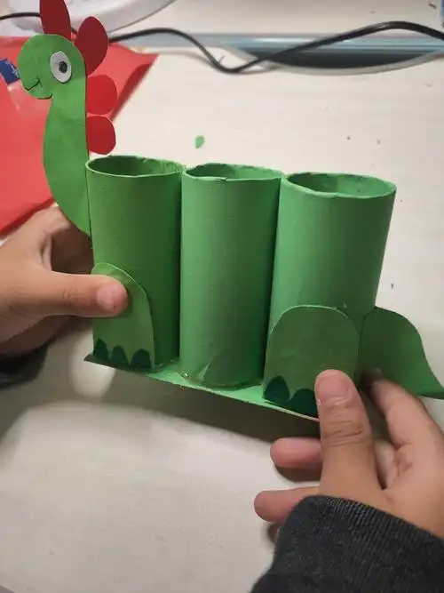 变废为宝创造未来云兴小学二六班陆皓辰卫生纸筒秒变好看的笔筒