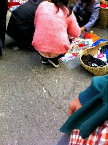 虽然很漂亮,但还是想问问妹子们穿低腰裤是什么感觉?