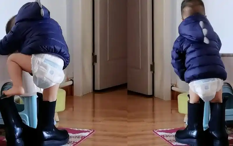 萌娃偷穿妈妈的短靴上腿后效果逗笑网友尿不湿还没换就臭美了