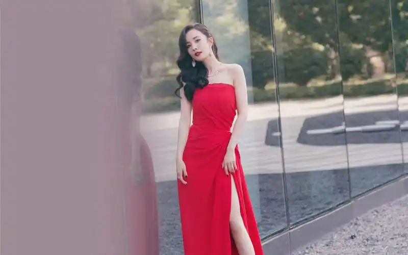 杨幂靓丽红裙性感迷人写真图片壁纸