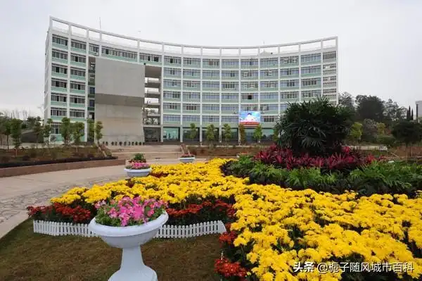 是由原省委书记傅雨田为首的一批老同志创办于1988年创建的赣江大学