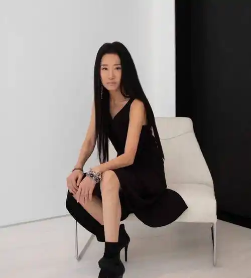 她是娱乐圈顶级设计师,70岁却有20岁体态,面容松弛气质不减_王薇薇