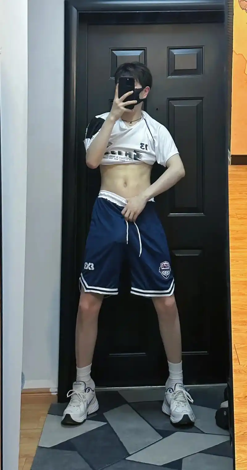 可狼可奶 #体育生穿搭 #运动穿搭 #薄肌男孩 #腹肌 - 抖音