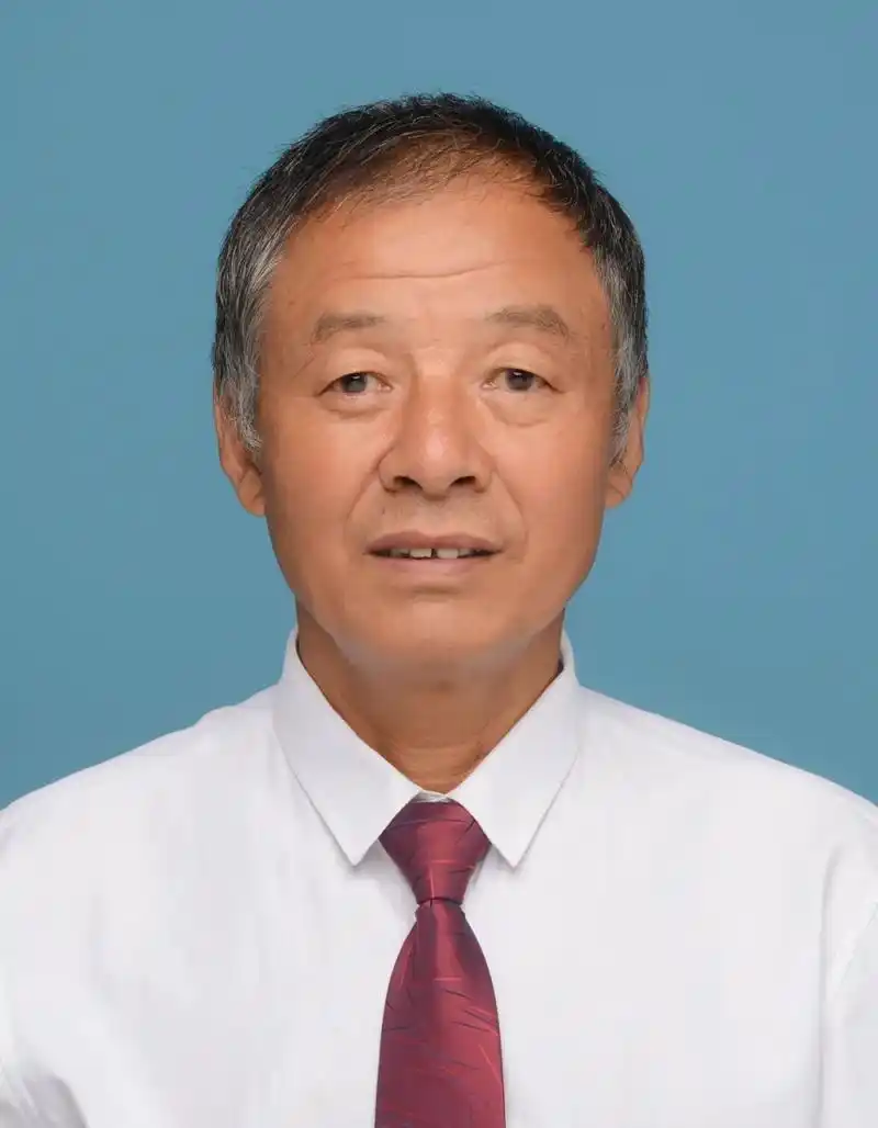 4月29日13:15,有业主向门卫反应小区高层10楼阳台外面悬挂着一位老人