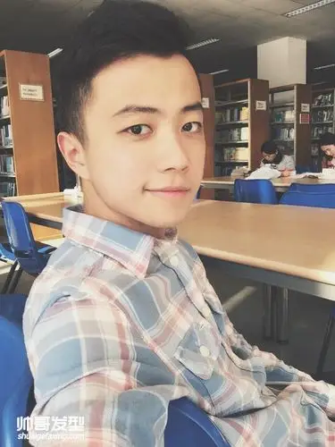 爱摄影的阳光大男孩帅气大学生照片3