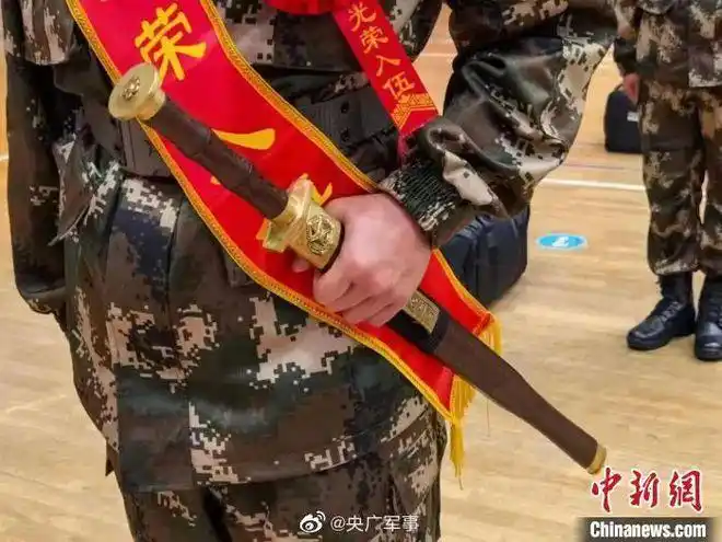 解放军新兵入役人手一把大宝剑网友英雄配宝剑