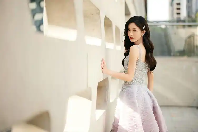 文咏珊戴月牙发夹拍写真甜美可人秀玉背青春俏皮美丽脱俗