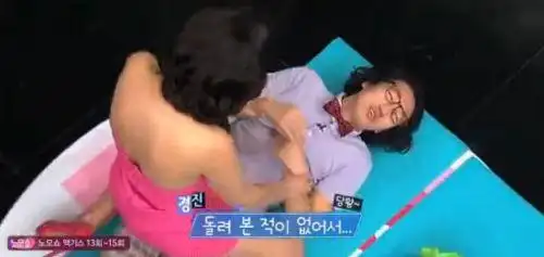 韩国深夜节目大尺度 嫩模穿爆乳装玩人肉哑铃走光(图)