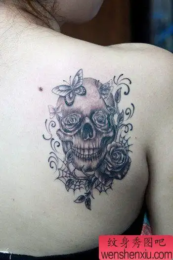 女生后背唯美流行的黑白骷髅纹身图案