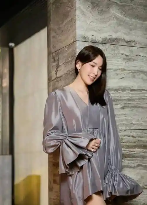 林志颖妻子陈若仪秀白腿,圆润笑容迷人,网友赞其幸福肥美