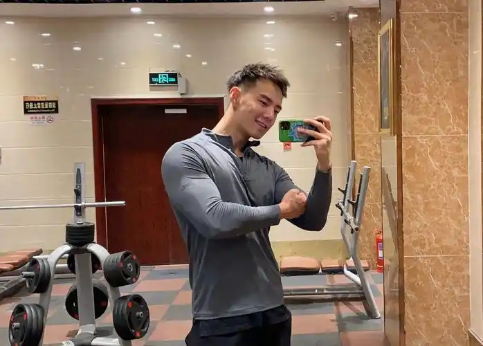 8/ 9毕业于中医学院的26岁小哥哥,身高185,爱好健身,阳光又帅气的男生