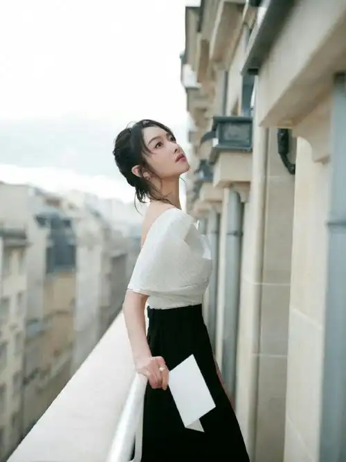 宋茜巴黎时装周lv看秀造型好美!    #巴黎时装周