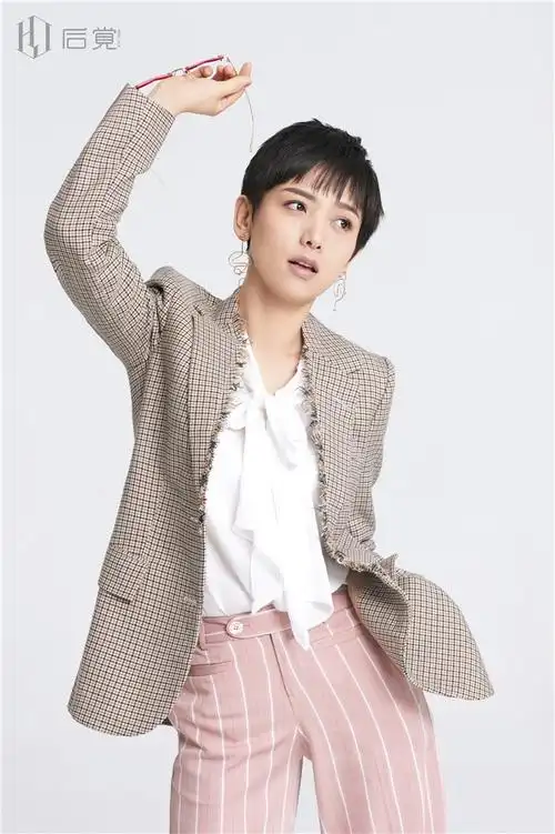 李晓峰带来心跳指数 纱裙西装都超酷