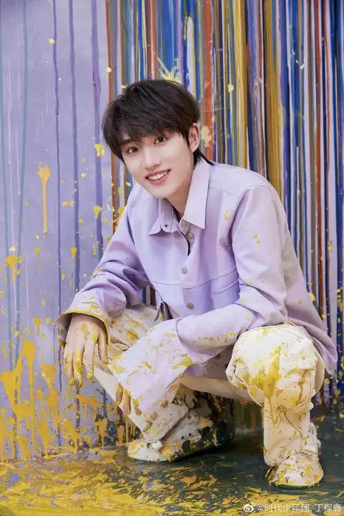 大片#丁程鑫最新mv花絮写真照来啦~是黄色颜料诶~和应援色一起共舞!