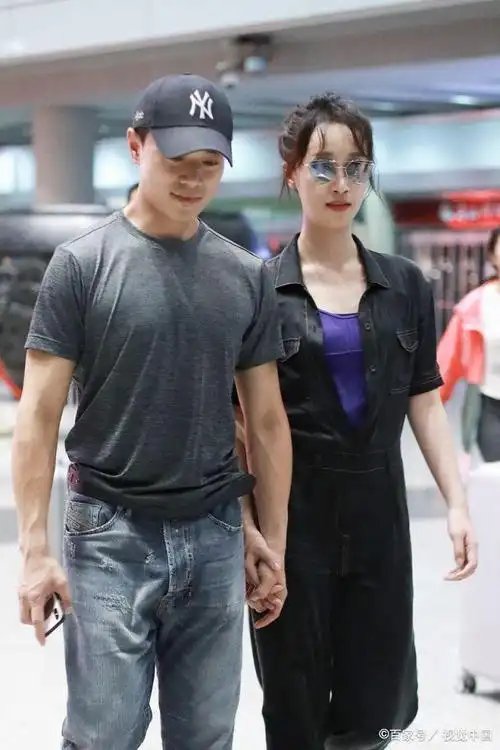 蓝盈莹和男友曹俊现身机场全程亲密十指相扣狂撒狗粮