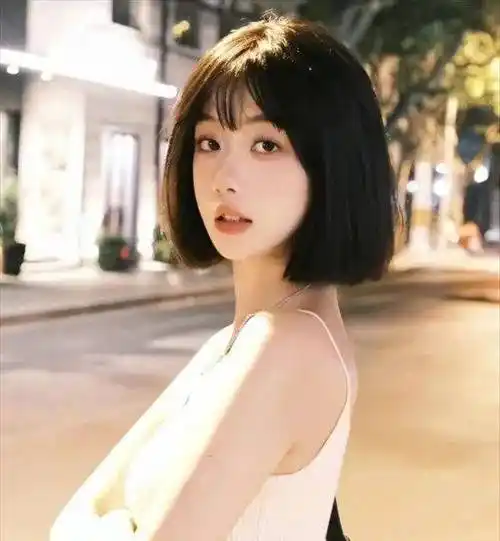 直发女生剪一刀切,不挑脸型又耐看 ,时髦精们别错过