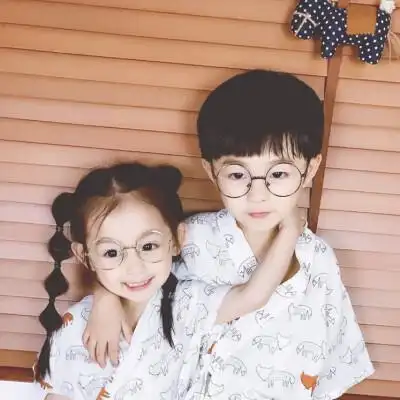 沈佳昕小可爱和哥哥沈新博常被用做情侣头像~ 太可爱了这俩小孩