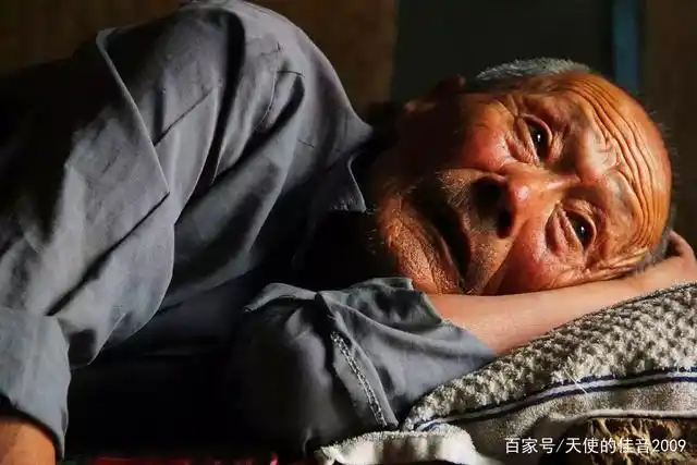 从养老院里七旬老人的悲伤和哭泣中看出,陪伴和关爱至关重要