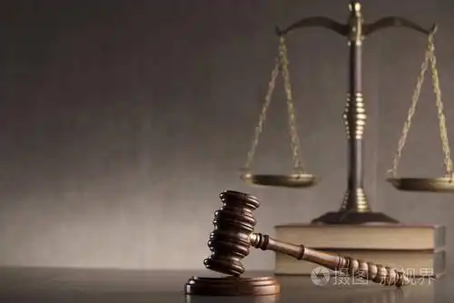 法官的木槌和正义的天平在灰色的石头背景的地方为文本.