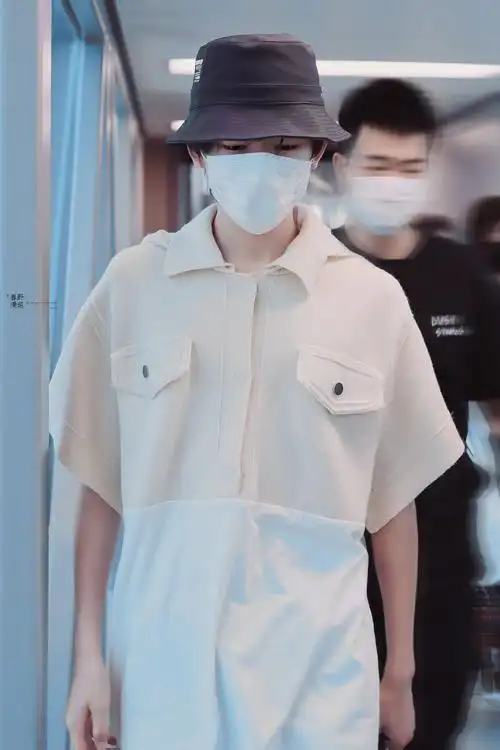 宋亚轩今日份机场饭拍 奶白色拼接上衣77 黑色渔夫帽……_高清图集