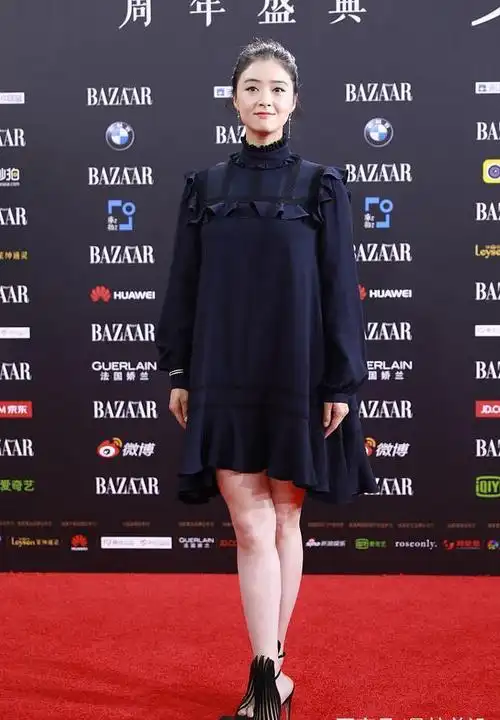 原创蒋欣瘦了美得很高调卫衣配肥裤简约清爽身材也配得上高颜值了