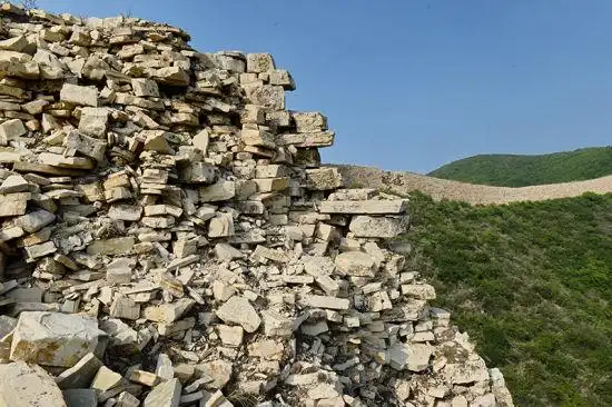 古长城生存状况堪忧:乱刻乱画偷砖取石屡见不鲜