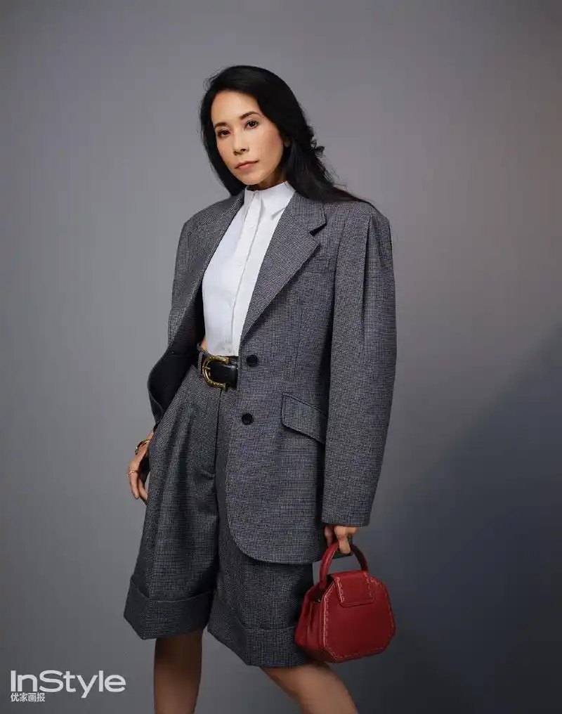 莫文蔚身着黑色漆皮短裙变身冷艳特工 西装穿搭飒气迷人