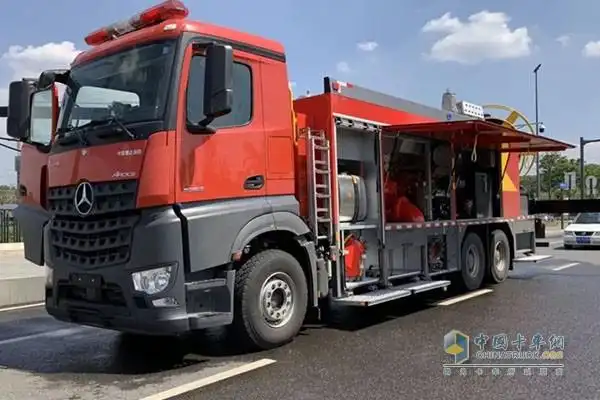 成都新添奔驰底盘的远程供水消防车 连续工时长达168小时