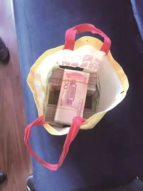 第一位乘客是坐在副驾驶的位置,所以肯定是后来上车的三位乘客遗失的