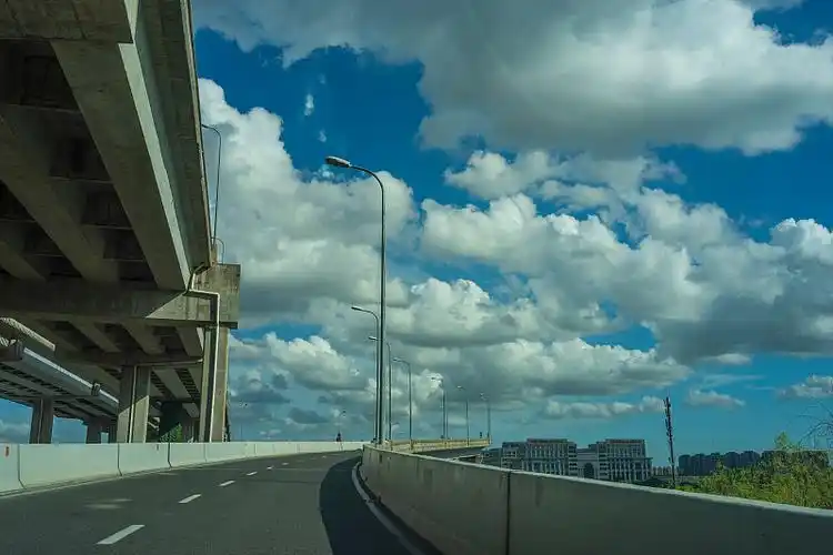 上海夏季中午的城市高架道路,天空积雨云密布图片下载
