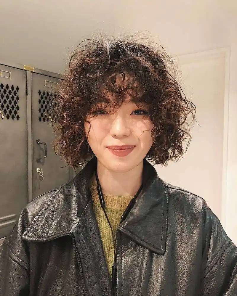 睡醒就自带随性感短发显嫩又活泼的蜜桃卷烫起来